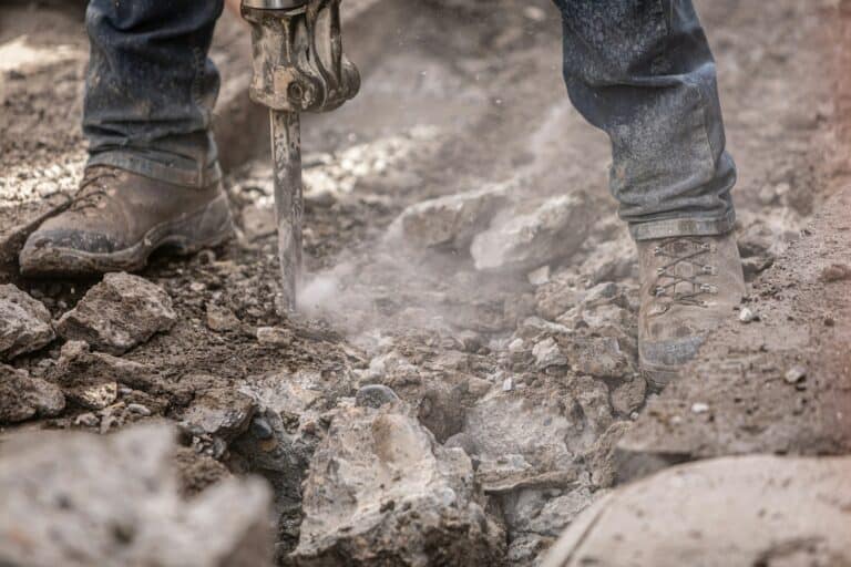 Робота перфоратором під час свердління бетону на будівельному майданчику