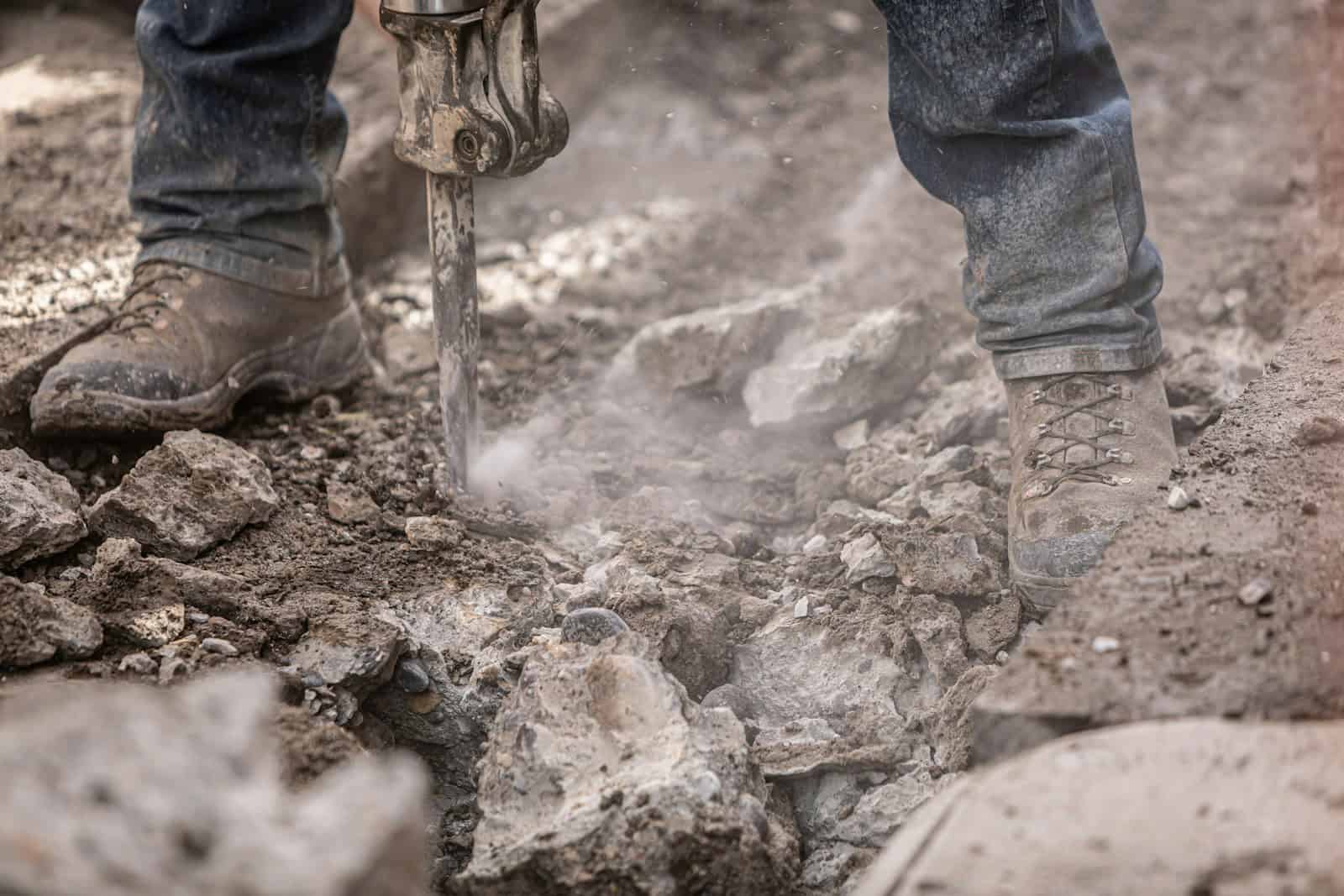 Робота перфоратором під час свердління бетону на будівельному майданчику